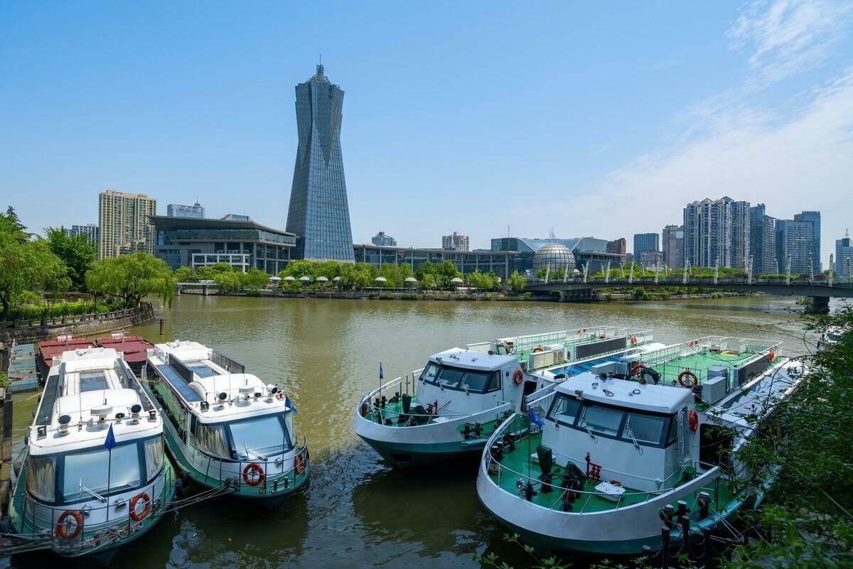 Grand-Canal-Boat